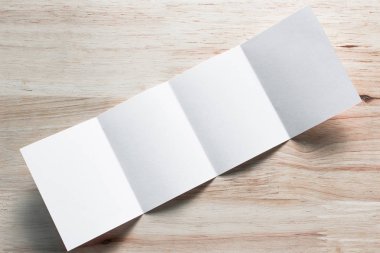 Boş portre mock-up kağıt. Broşür dergi izole kahverengi ahşap masa, değiştirilebilir arka plan / beyaz kağıt ağaç izole