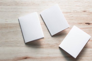 Boş portre mock-up kağıt. Broşür dergi izole kahverengi ahşap masa, değiştirilebilir arka plan / beyaz kağıt ağaç izole