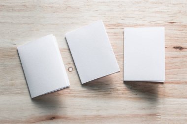 Boş portre mock-up kağıt. Broşür dergi izole kahverengi ahşap masa, değiştirilebilir arka plan / beyaz kağıt ağaç izole