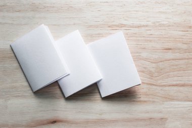 Boş portre mock-up kağıt. Broşür dergi izole kahverengi ahşap masa, değiştirilebilir arka plan / beyaz kağıt ağaç izole