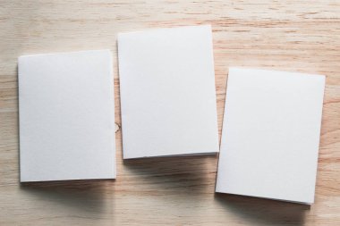 Boş portre mock-up kağıt. Broşür dergi izole kahverengi ahşap masa, değiştirilebilir arka plan / beyaz kağıt ağaç izole