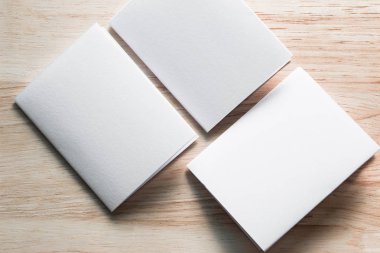 Boş portre mock-up kağıt. Broşür dergi izole kahverengi ahşap masa, değiştirilebilir arka plan / beyaz kağıt ağaç izole