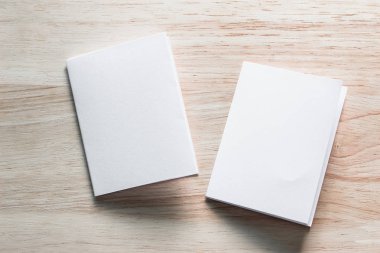 Boş portre mock-up kağıt. Broşür dergi izole kahverengi ahşap masa, değiştirilebilir arka plan / beyaz kağıt ağaç izole