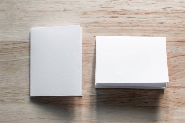 Boş portre mock-up kağıt. Broşür dergi izole kahverengi ahşap masa, değiştirilebilir arka plan / beyaz kağıt ağaç izole