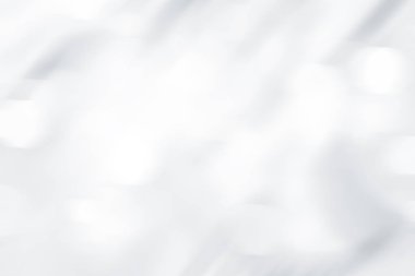 Beyaz bulanık arkaplan. Bokeh Noel 'i güzel, parlak Noel ışıklarını bulanıklaştırdı