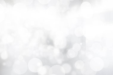 Beyaz bulanık arkaplan. Bokeh Noel 'i güzel, parlak Noel ışıklarını bulanıklaştırdı