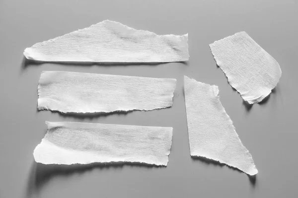 一组灰色背景的白色透明胶带 撕裂水平和不同尺寸的白色粘胶带 粘合件 — 图库照片
