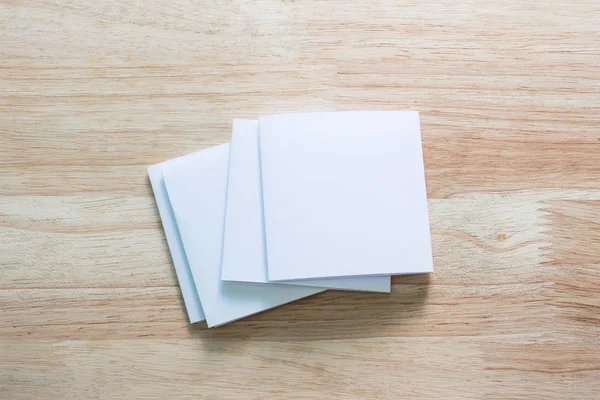 Boş portre mock-up kağıt. Broşür dergi izole kahverengi ahşap masa, değiştirilebilir arka plan / beyaz kağıt ağaç izole