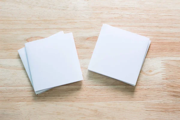 Boş portre mock-up kağıt. Broşür dergi izole kahverengi ahşap masa, değiştirilebilir arka plan / beyaz kağıt ağaç izole