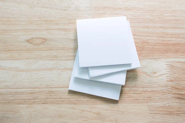 Boş portre mock-up kağıt. Broşür dergi izole kahverengi ahşap masa, değiştirilebilir arka plan / beyaz kağıt ağaç izole