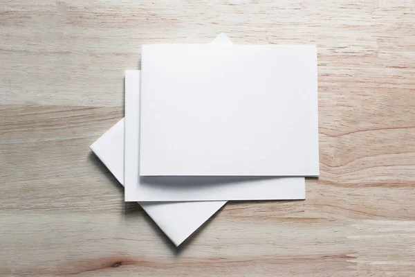 Boş portre mock-up kağıt. Broşür dergi izole kahverengi ahşap masa, değiştirilebilir arka plan / beyaz kağıt ağaç izole