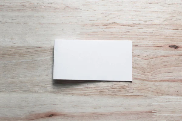 Boş portre mock-up kağıt. Broşür dergi izole kahverengi ahşap masa, değiştirilebilir arka plan / beyaz kağıt ağaç izole