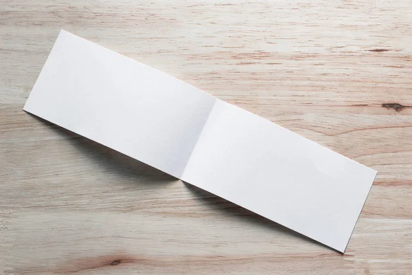 Boş portre mock-up kağıt. Broşür dergi izole kahverengi ahşap masa, değiştirilebilir arka plan / beyaz kağıt ağaç izole