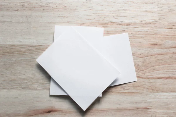 Boş portre mock-up kağıt. Broşür dergi izole kahverengi ahşap masa, değiştirilebilir arka plan / beyaz kağıt ağaç izole