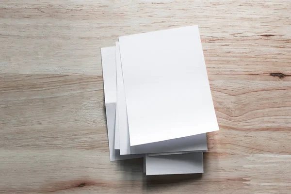 Boş portre mock-up kağıt. Broşür dergi izole kahverengi ahşap masa, değiştirilebilir arka plan / beyaz kağıt ağaç izole