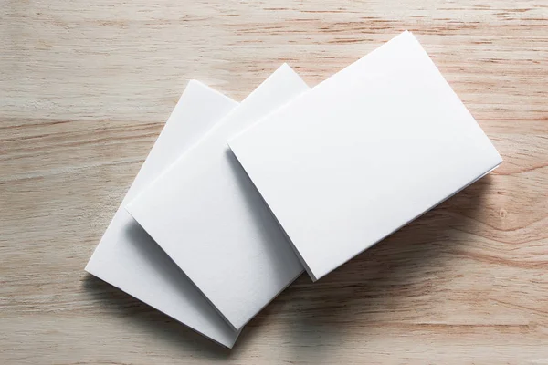 Boş portre mock-up kağıt. Broşür dergi izole kahverengi ahşap masa, değiştirilebilir arka plan / beyaz kağıt ağaç izole