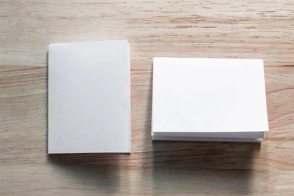 Boş portre mock-up kağıt. Broşür dergi izole kahverengi ahşap masa, değiştirilebilir arka plan / beyaz kağıt ağaç izole