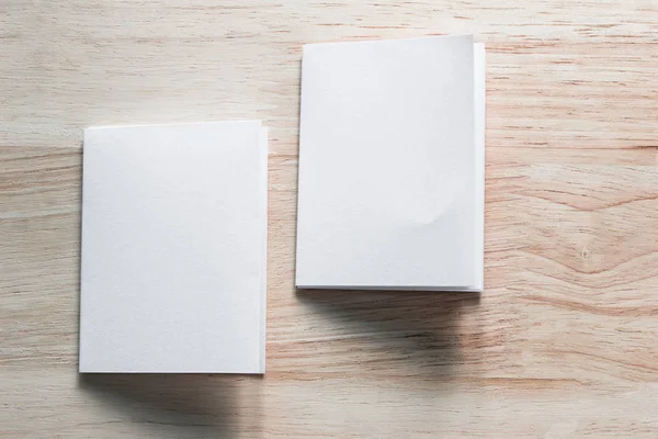 Boş portre mock-up kağıt. Broşür dergi izole kahverengi ahşap masa, değiştirilebilir arka plan / beyaz kağıt ağaç izole