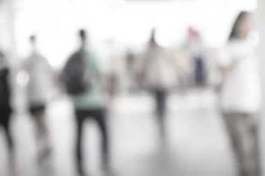 Beyaz Şehir şehirde yürüyüş insanların bulanık. Ufuk bulanıklık arka plan.