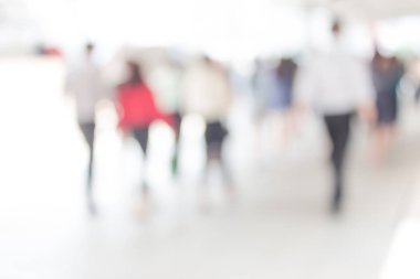 Beyaz Şehir şehirde yürüyüş insanların bulanık. Ufuk bulanıklık arka plan.