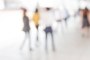 Beyaz Şehir şehirde yürüyüş insanların bulanık. Ufuk bulanıklık arka plan.