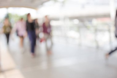 Beyaz Şehir şehirde yürüyüş insanların bulanık. Ufuk bulanıklık arka plan.