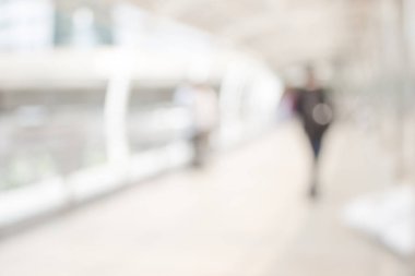 Beyaz Şehir şehirde yürüyüş insanların bulanık. Ufuk bulanıklık arka plan.