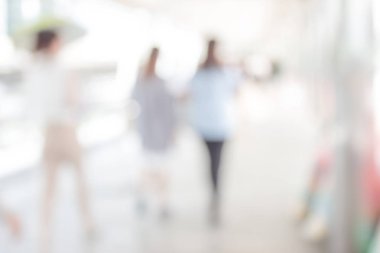 Beyaz Şehir şehirde yürüyüş insanların bulanık. Ufuk bulanıklık arka plan.