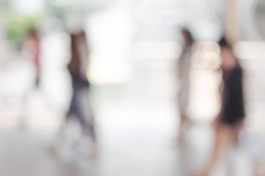 Beyaz Şehir şehirde yürüyüş insanların bulanık. Ufuk bulanıklık arka plan.