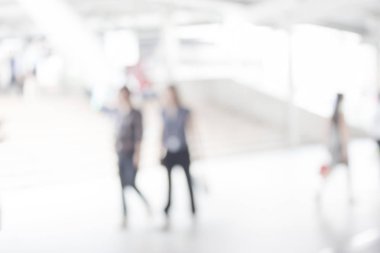 Beyaz Şehir şehirde yürüyüş insanların bulanık. Ufuk bulanıklık arka plan.