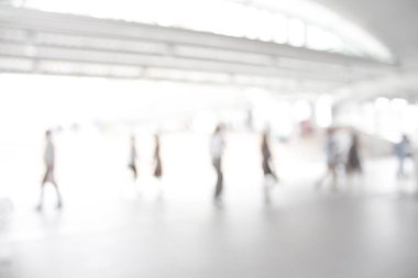 Beyaz Şehir şehirde yürüyüş insanların bulanık. Ufuk bulanıklık arka plan.