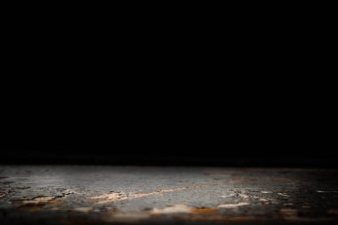 Ahşap masa ve siyah arka plan, boş ahşap zemin uzay platform kitaplığı ürün görüntü için arka plan ile duvar.