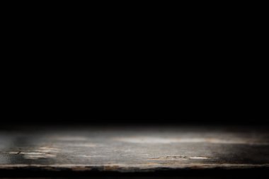 Ahşap masa ve siyah arka plan, boş ahşap zemin uzay platform kitaplığı ürün görüntü için arka plan ile duvar.