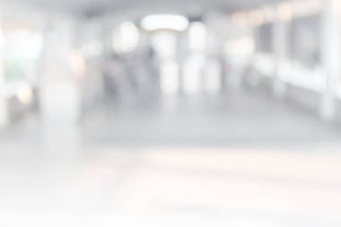 Beyaz Şehir şehirde yürüyüş insanların bulanık. Ufuk bulanıklık arka plan.