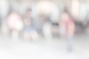 Beyaz Şehir şehirde yürüyüş insanların bulanık. Ufuk bulanıklık arka plan.