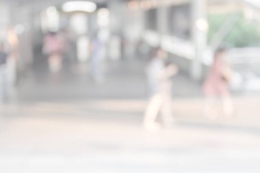 Beyaz Şehir şehirde yürüyüş insanların bulanık. Ufuk bulanıklık arka plan.