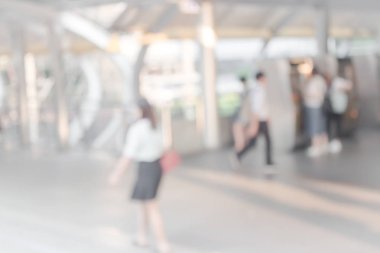 Beyaz Şehir şehirde yürüyüş insanların bulanık. Ufuk bulanıklık arka plan.