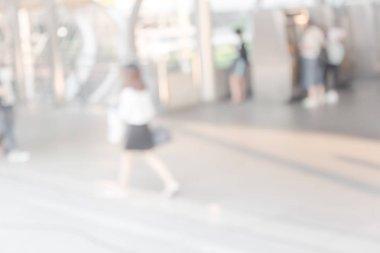 Beyaz Şehir şehirde yürüyüş insanların bulanık. Ufuk bulanıklık arka plan.