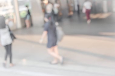 Beyaz Şehir şehirde yürüyüş insanların bulanık. Ufuk bulanıklık arka plan.