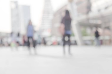 Beyaz Şehir şehirde yürüyüş insanların bulanık. Ufuk bulanıklık arka plan.