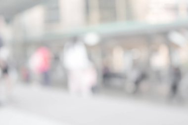 Beyaz Şehir şehirde yürüyüş insanların bulanık. Ufuk bulanıklık arka plan.