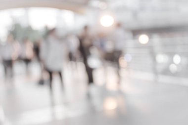 Beyaz Şehir şehirde yürüyüş insanların bulanık. Ufuk bulanıklık arka plan.