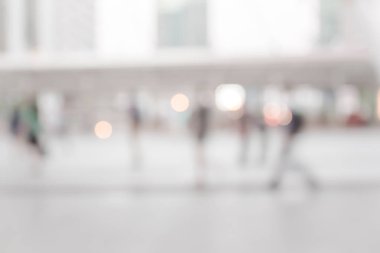 Beyaz Şehir şehirde yürüyüş insanların bulanık. Ufuk bulanıklık arka plan.