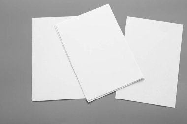 Boş portre mock-up kağıt. gri, değiştirilebilir arka plan izole broşür dergi / beyaz kağıt izole gri üzerine