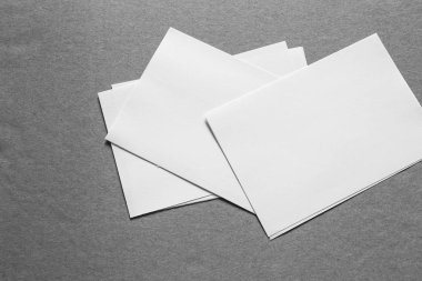 Boş portre mock-up kağıt. gri, değiştirilebilir arka plan izole broşür dergi / beyaz kağıt izole gri üzerine