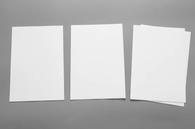 Boş portre mock-up kağıt. gri, değiştirilebilir arka plan izole broşür dergi / beyaz kağıt izole gri üzerine