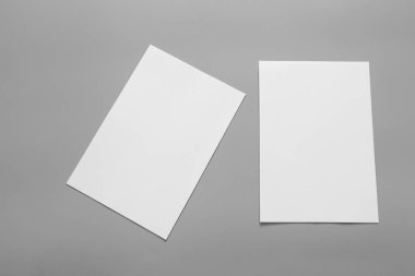 Boş portre mock-up kağıt. gri, değiştirilebilir arka plan izole broşür dergi / beyaz kağıt izole gri üzerine