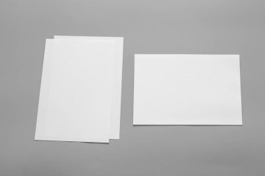 Boş portre mock-up kağıt. gri, değiştirilebilir arka plan izole broşür dergi / beyaz kağıt izole gri üzerine