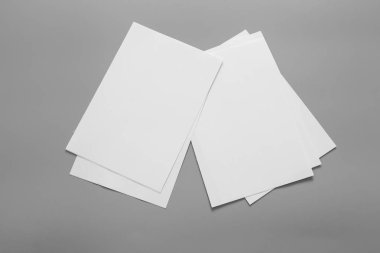 Boş portre mock-up kağıt. gri, değiştirilebilir arka plan izole broşür dergi / beyaz kağıt izole gri üzerine