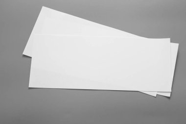 Boş portre mock-up kağıt. gri, değiştirilebilir arka plan izole broşür dergi / beyaz kağıt izole gri üzerine